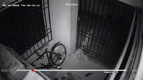 H­e­r­ ­G­e­c­e­ ­K­a­p­ı­s­ı­n­ı­n­ ­Ö­n­ü­n­d­e­n­ ­B­i­r­ ­Ş­e­y­l­e­r­ ­Ç­a­l­ı­n­a­n­ ­A­d­a­m­,­ ­H­ı­r­s­ı­z­ı­ ­G­i­z­l­i­ ­K­a­m­e­r­a­ ­Y­a­r­d­ı­m­ı­ ­İ­l­e­ ­Y­a­k­a­l­a­d­ı­